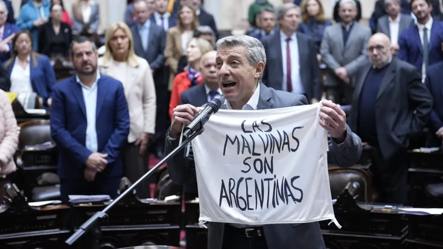 Juan Carlos Giordano: “Mienten con Malvinas para encubrir la entrega de recursos"