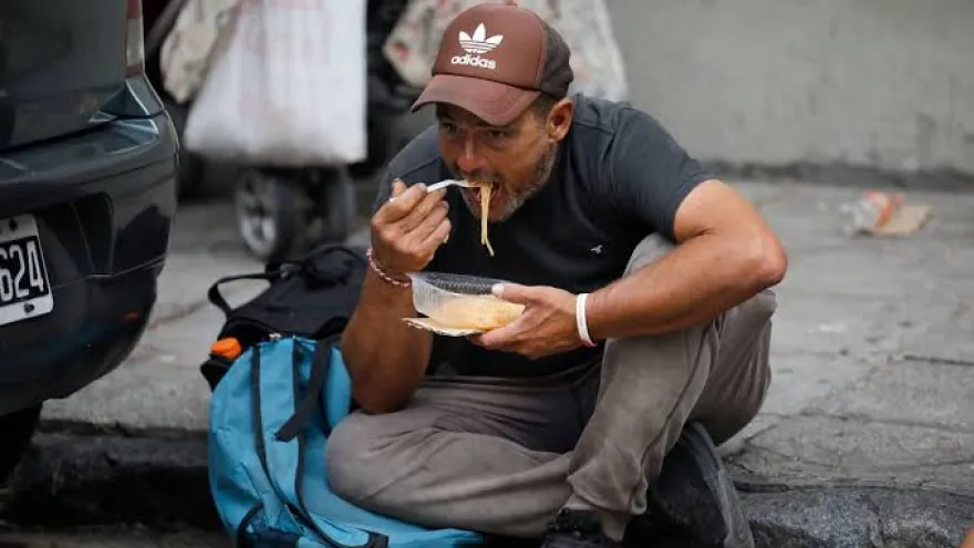 Dos de cada tres hogares de clase baja se endeuda para alimentos y salud