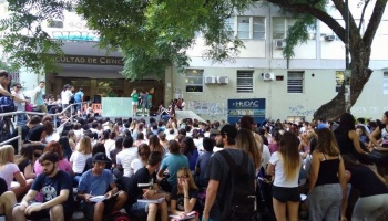 El ajuste llegó a Medicina: Los alumnos estudian “amontonados” por falta de presupuesto