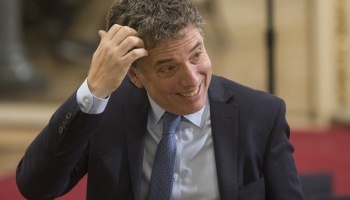 El ministro Nicolás Dujovne en la cuerda floja: Martín Tetaz suena como su posible reemplazo