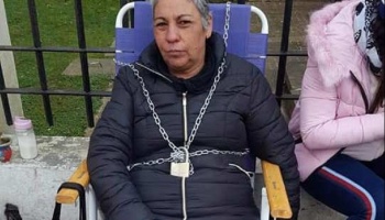 Se encadenó por su hijo: “Está detenido injustamente por algo que no hizo”