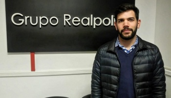 UC le apunta a Van Tooren: “Una vecina tiene un montón de necesidades y encima la humillan”
