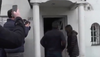 Momento incómodo: Una vecina le cerró la puerta a Vidal en medio de un timbreo
