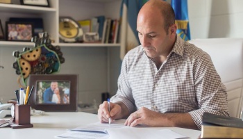 Funcionario de Martiniano Molina la junta con pala en horas extras