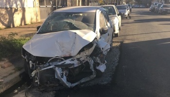 Insólito: En Ciudad de Buenos Aires asfaltaron alrededor de los autos estacionados