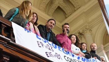Sin respuestas, los gremios docentes interrumpieron el debate en el recinto platense