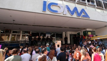 Padres organizados contra la burocracia en IOMA van por el amparo colectivo