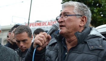 En medio de la toma, trabajadores del ARS silbaron al titular de ATE Ensenada, “Pancho” Banegas