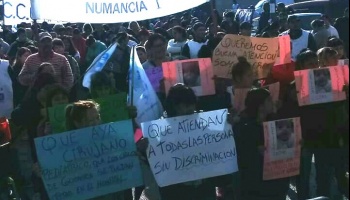 Marchan al Grierson por falta de médicos y cierre de servicios