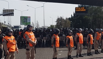Fuerte enfrentamiento entre la Policía y los manifestantes en el Puente Pueyrredón