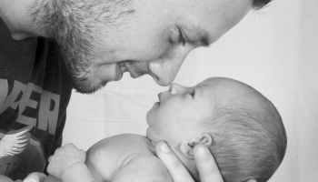 Campaña “Más licencia por paternidad”: “Queremos poner en debate quién cuida y cómo lo hace”