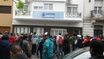 Reclamo en la sede de la UOCRA: Desocupados denuncian negociados en la bolsa de trabajo