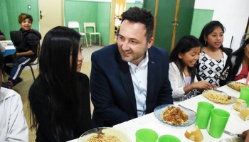 Vergüenza: El intendente de Chacabuco comió en una escuela pero pidió que le agreguen carne a su plato