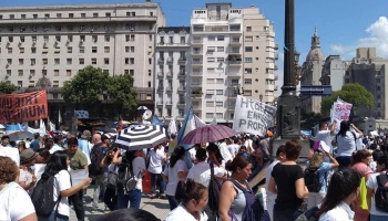 Enfermeros marcharon al Congreso furiosos por la baja en su categoría y por los sindicatos oficialistas