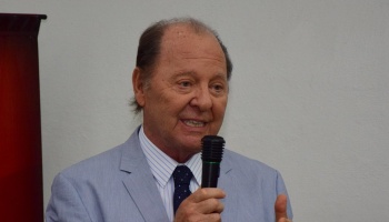 Tolosa Paz consolida su relación con Kraiselburd donando dinero para su fundación