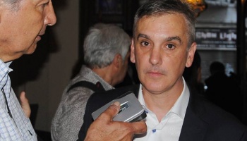 En plena vía pública, el dueño de CNN Argentina molió a palos a la madre de su hijo