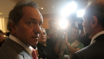 Del ridículo no se vuelve, pero Scioli se lanza a la carrera presidencial