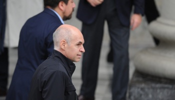 Larreta no quiso hablar del traslado de una escuela artística y se escapó de los docentes