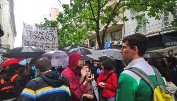 Ni el temporal detiene el rechazo contra el Código Contravencional y la urbanización de la Villa 31