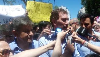 Escracharon a Santilli por el cierre de escuelas tras negar la derogación de la resolución