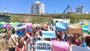 La CTA de Mar del Plata instaló un piquete en plena playa para exigir “trabajo digno”