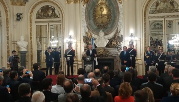 Macri rebaja aportes patronales para salarios de miseria