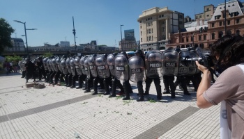 Insólito: la Policía de la Ciudad reprimió a los productores y se llevó su mercadería
