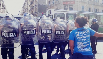 Reprimen a trabajadores de una cooperativa que reclaman fabricar cuadernos escolares a bajo costo