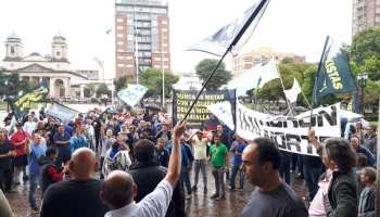 Los taxistas salen a las calles para frenan a Uber