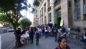 Los estudiantes venden productos a precios accesibles: “Es necesario para poder salvar al pueblo”