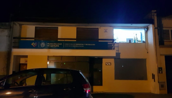 La increíble historia del funcionario platense que vive en su oficina