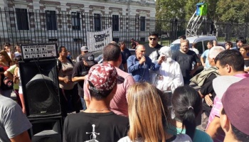 Ante la mirada de Vidal, 800 personas concurrieron a una olla popular frente a gobernación