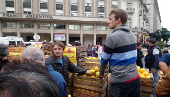 Los productores realizaron un “frutazo” y Sica los amenazó con cerrar las negociaciones
