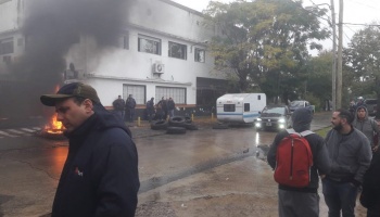 Era para untar: Vigilia y reclamo de los trabajadores de Dánica tras despidos