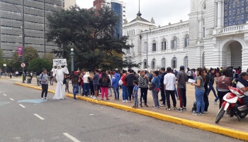 Escudero acompañó a más de 300 personas que se acercaron a las puertas del municipio a pedir trabajo