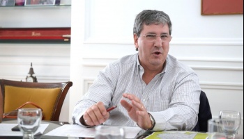 Con su puesto en juego, el ministro Gigante gastará 11 millones en filmar su gestión