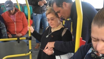 La Plata: Guillermo Escudero continúa su recorrida de campaña desde los colectivos