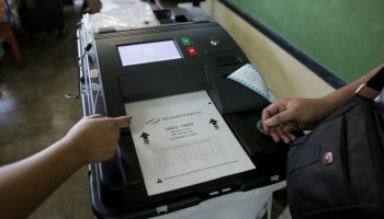 El fantasma del fraude: Especialistas alertan sobre el software que definirá las elecciones
