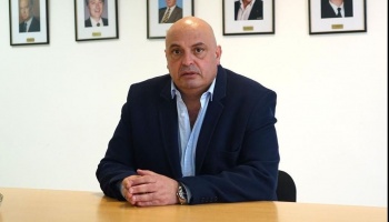 El presidente del Colegio de Médicos desestimó el caso de abuso que involucra a dos de sus empleadas