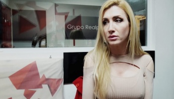 A la gorra: La “Rubia Peronista” presenta su monólogo “El humor vence al odio” en el PJ de La Plata