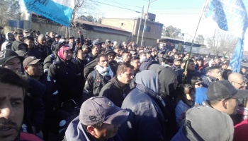 Ensenada: Continúa la tensión con la UOCRA en el acceso a YPF