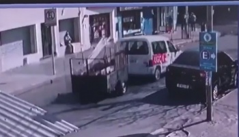 Morón: Un vehículo oficial de Tagliaferro casi provoca una tragedia