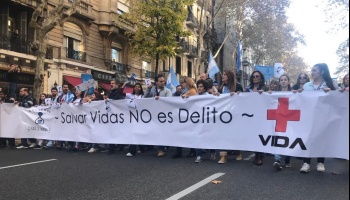 Denuncian a universidad por izar una bandera pro-aborto: “Es un genocidio en pleno siglo XXI”