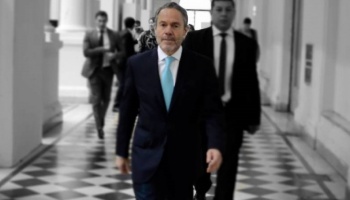 Otra vez el ministerio de Justicia: Ahora pagarán 2.4 millones por una escalera de metal de un piso