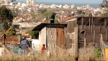 Sancionada hace un año, crece la polémica por la ley de Barrios Populares