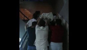 Sin ascensor, médicos del hospital Evita subieron a pulso cinco pisos a un paciente grave