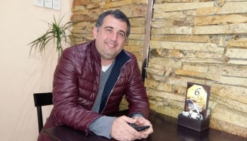 Funcionario de Vidal se filmó manejando en la ruta con las piernas afuera del auto