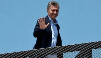 Mientras arde el Congreso, Macri viaja al exterior en un viaje de “relax”
