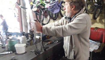 Estuvo preso tras ser funcionario y ahora trabaja de bicicletero para ser delegado de Villa Elvira
