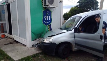 Presuntamente ebrio, el hijo de Ubaldini chocó una garita policial